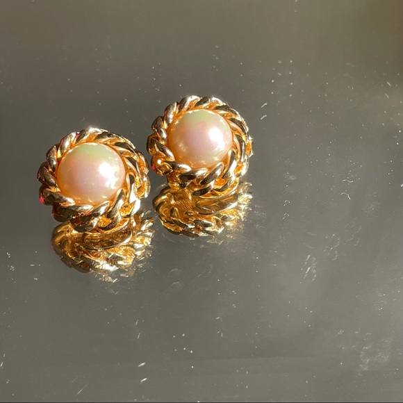 Christian Dior
Vintage
Clip-On
Pearl Gold
Earrings - Picture 9 of 9